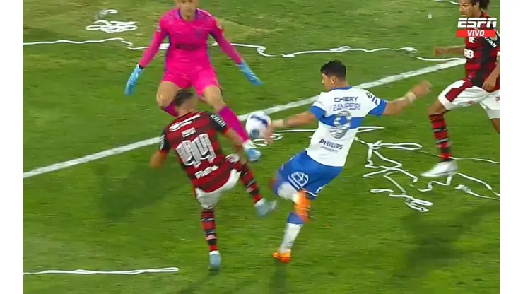 Mauricio Isla anotó en propia puerta ante la desesperación.