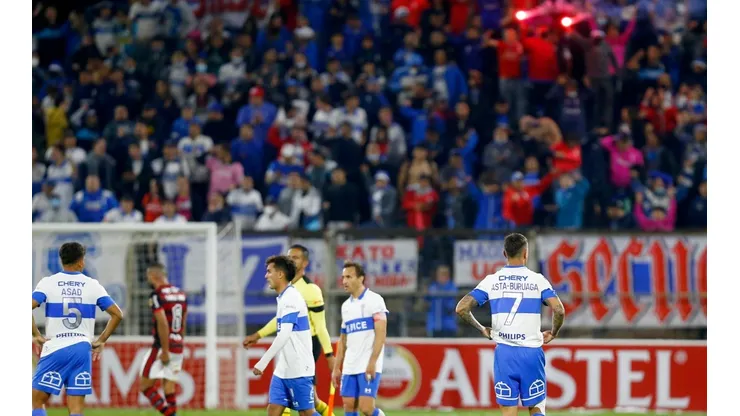 El comportamiento de algunos hinchas empañó la participación de la UC