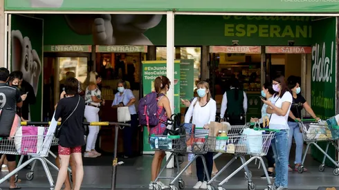 ¿Qué negocios y comercios pueden abrir este 1 de mayo en Chile?