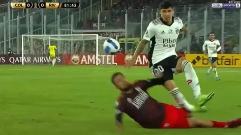 La fuerte entrada de Paulo Díaz sobre Alexander Oroz.