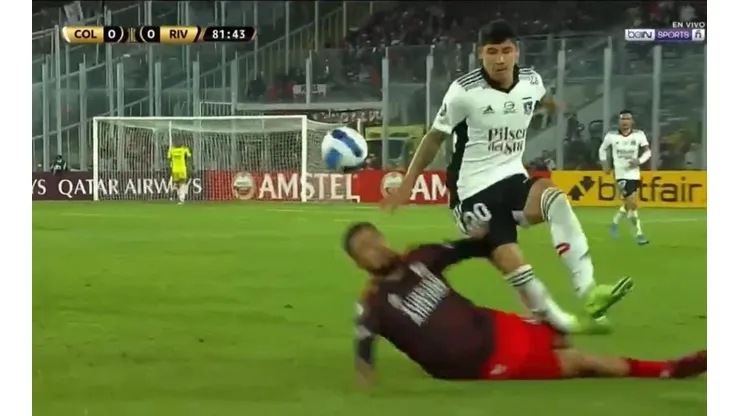 La fuerte entrada de Paulo Díaz sobre Alexander Oroz.