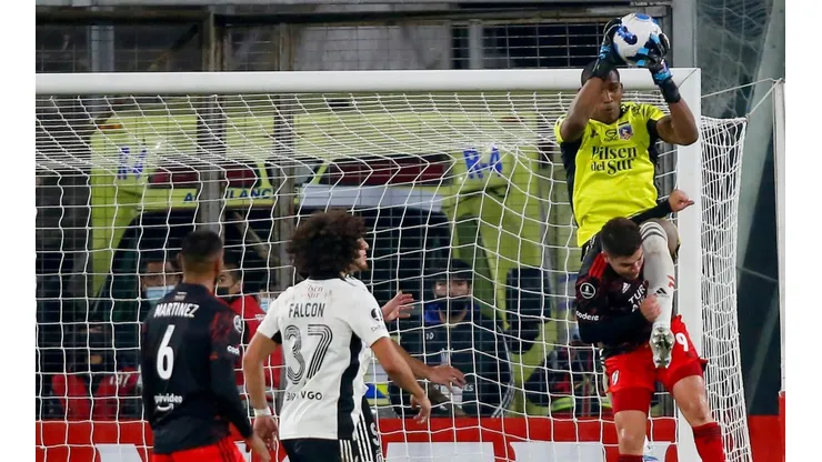 Colo Colo hizo méritos contra River, pero cayó en el Monumental