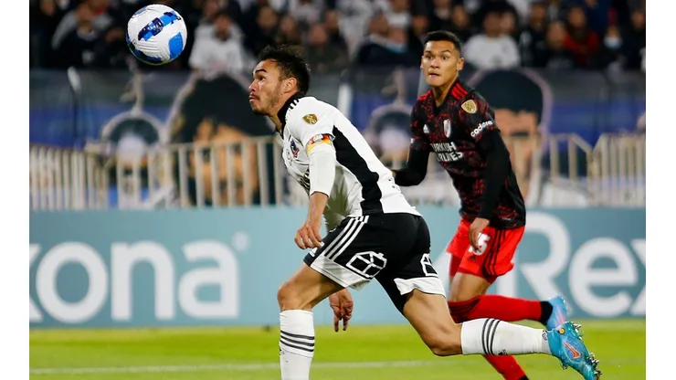 Gabriel Suazo en duelo frente a River Plate en Copa Libertadores
