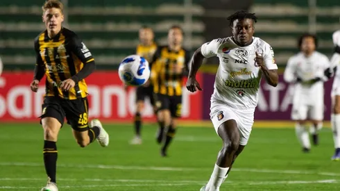 Samson Akinyoola anotó para Caracas a los 86' en La Paz