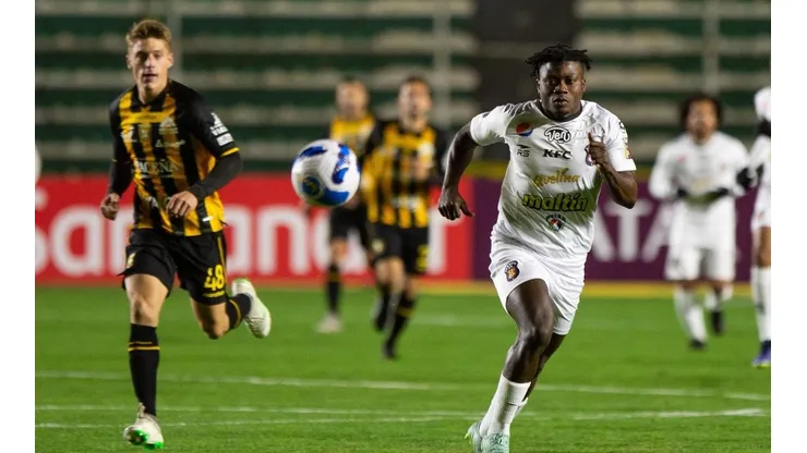 Samson Akinyoola anotó para Caracas a los 86' en La Paz