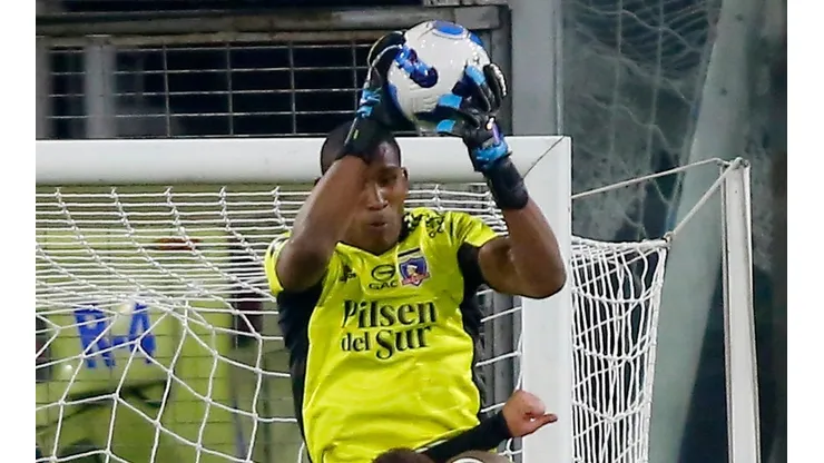 Omar Carabalí en el partido de Colo Colo ante River Plate.