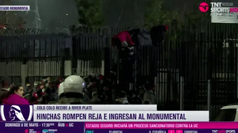 Un grupo de colocolinos rompieron portones para ingresar al Monumental.