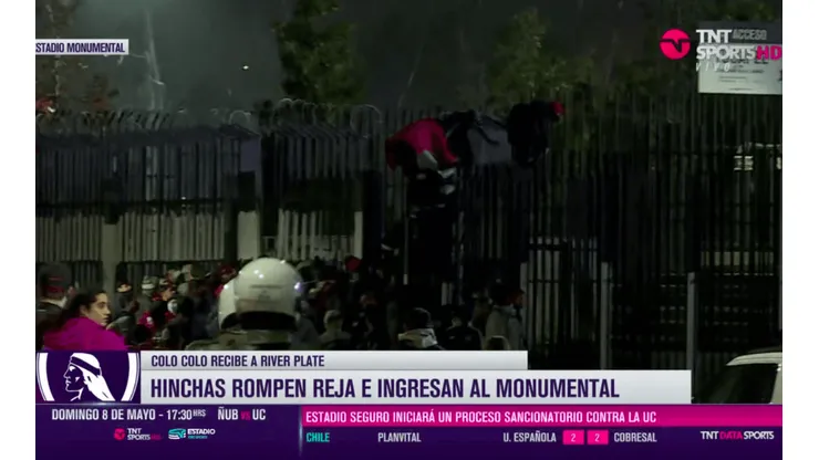 Un grupo de colocolinos rompieron portones para ingresar al Monumental.