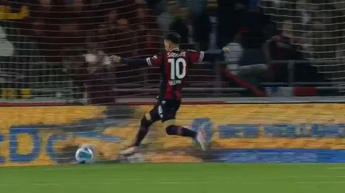 El delantero del Bologna no tuvo más que empujar la pelota para el gol del triunfo.