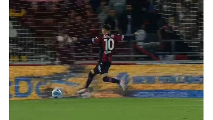El delantero del Bologna no tuvo más que empujar la pelota para el gol del triunfo.