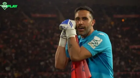 Claudio Bravo en el momento que no quiso mirar el último penal.