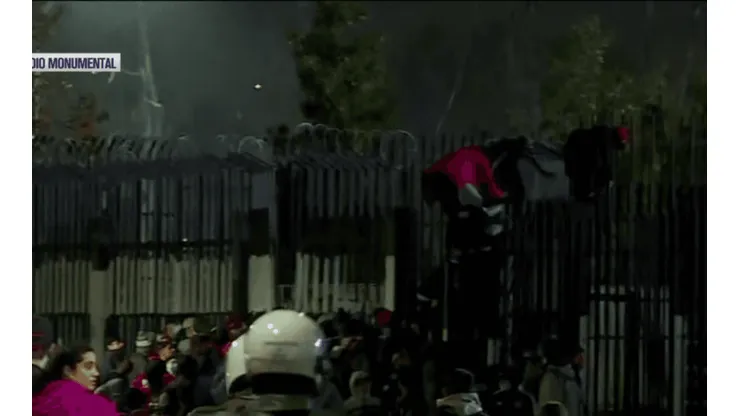 Hinchas del Cacique intentaron entrar en masa por el acceso a la Tribuna Océano del Estadio Monumental.