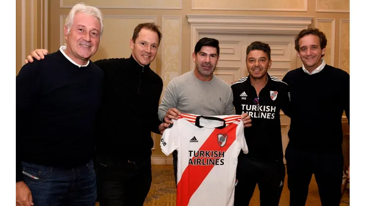 José Marcelo Salas y Marcelo Gallardo acompañado por los dirigentes de River Plate.