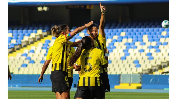 Solo tres partidos del fútbol femenino recibirán público este fin de semana
