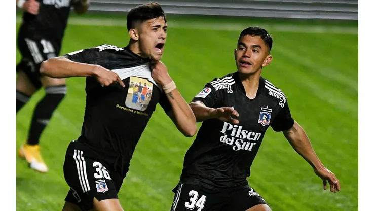 Pablo Solari con la foto familiar que lo acompaña bajo su camiseta de Colo Colo.