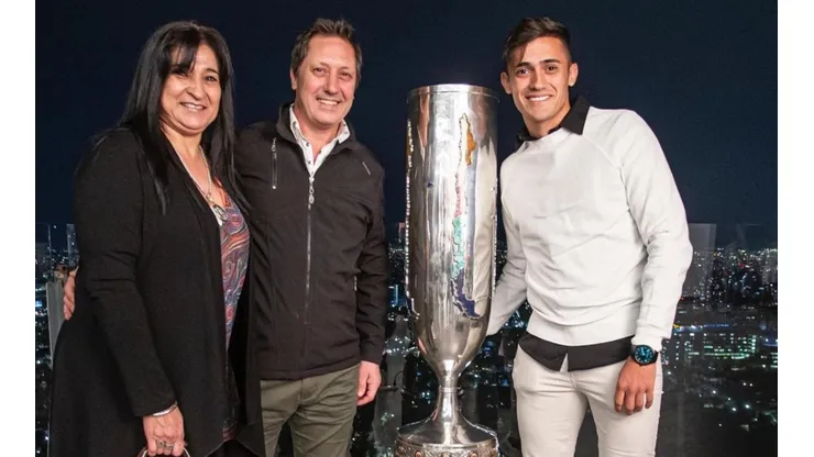 Solari junto a sus padres celebrando el título de Copa Chile
