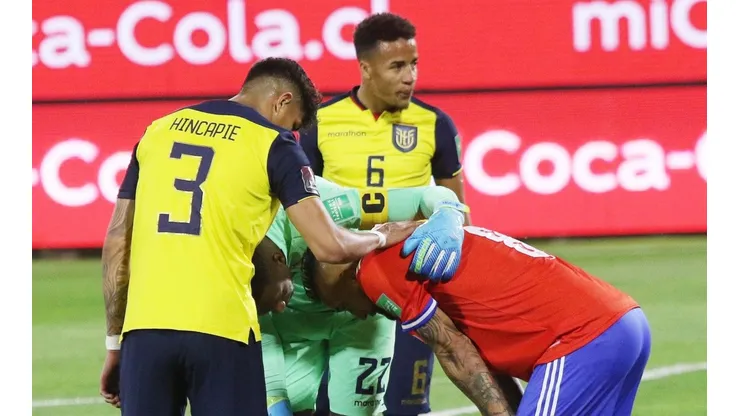 Byron Castillo (6) fue titular contra Chile en San Carlos de Apoquindo