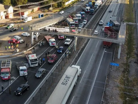 Gobierno ordena a camioneros despejar ruta antes de las 16:00 horas