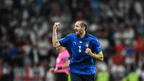 Chiellini conquistó el trofeo de la Eurocopa en Wembley