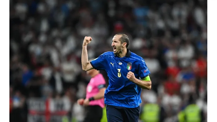 Chiellini conquistó el trofeo de la Eurocopa en Wembley