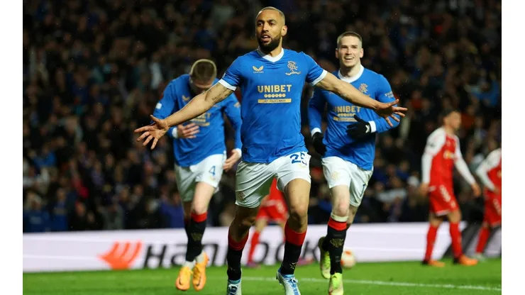 Kemar Roofe celebra uno de los goles con los que avanzó a semifinales de Europa League