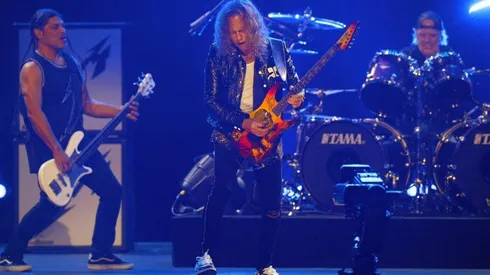 Robert Trujillo, Kirk Hammet y Lars Ulrich sobre el escenario en un show de Metallica.