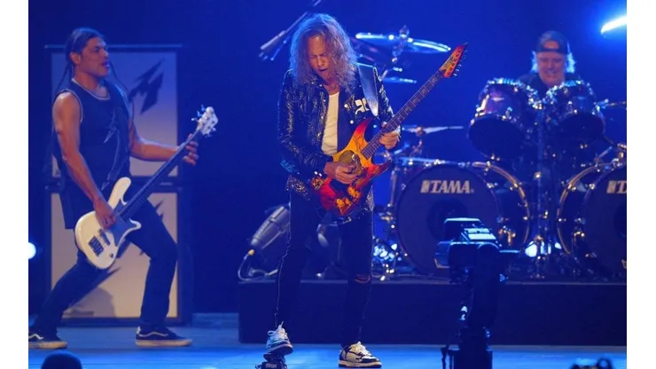 Robert Trujillo, Kirk Hammet y Lars Ulrich sobre el escenario en un show de Metallica.