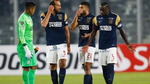 Jugadores de Alianza Lima durante su partido en el estadio Monumental