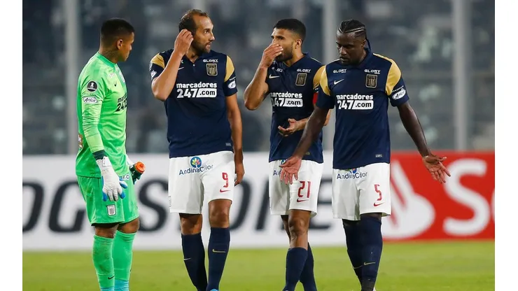 Jugadores de Alianza Lima durante su partido en el estadio Monumental