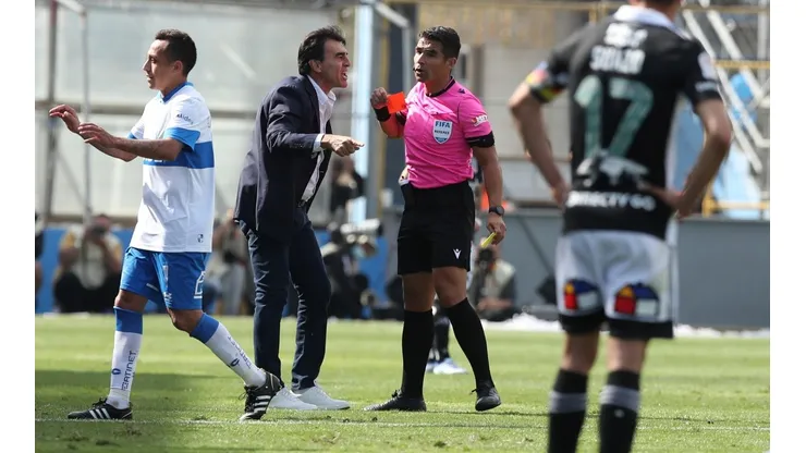 Gustavo Quinteros puede sufrir una suspensión de dos a cinco partidos por su actuación en el clásico entre Universidad Católica y Colo Colo