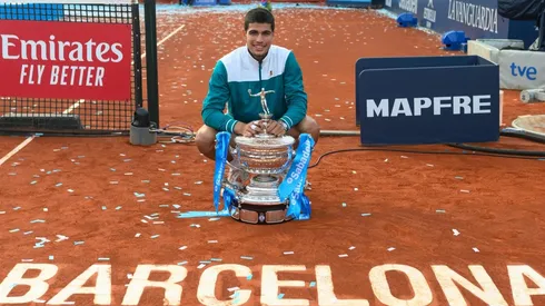 Carlos Alcaraz con la copa del ATP 500 de Barcelona
