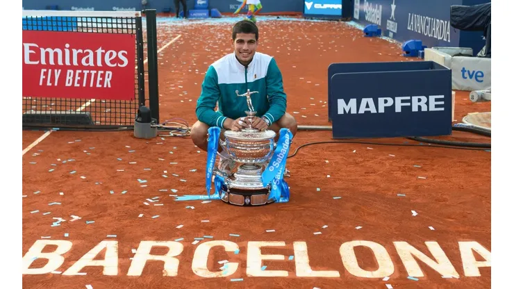 Carlos Alcaraz con la copa del ATP 500 de Barcelona