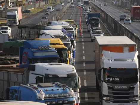 Camioneros cortan Ruta 5 Sur pese a llamado de gremios a no sumarse al paro