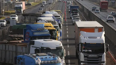 Camioneros cortan Ruta 5 Sur pese a llamado de gremios a no sumarse al paro