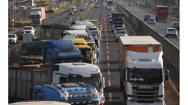Camioneros cortan Ruta 5 Sur pese a llamado de gremios a no sumarse al paro