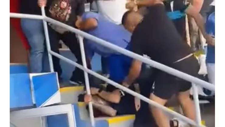 Patadas y combos de hinchas cruzado a uno de Colo Colo
