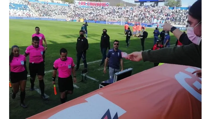 La cuarteta referil le dio cero bola al hincha que quería entregarles un billete de cinco mil pesos