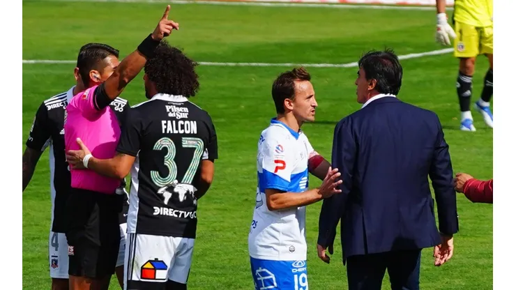Gustavo Quinteros siendo expulsado en el empate de Colo Colo ante la UC.