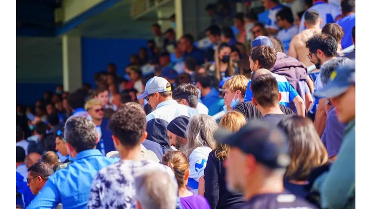El estadio San Carlos de Apoquindo fue escenario de violentos incidentes al término del partido entre Universidad Católica y Colo Colo