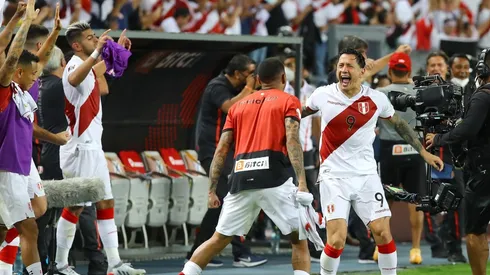 Gianluca Lapadula celebra la clasificación al repechaje