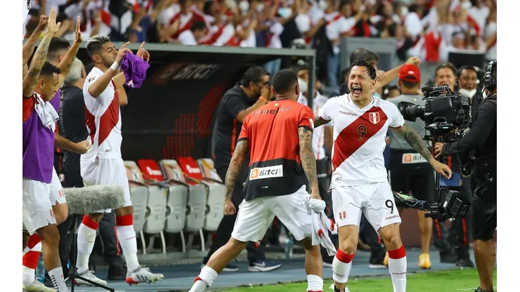 Gianluca Lapadula celebra la clasificación al repechaje