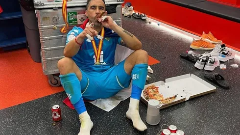 Bravo festejó el título fumando un habano y comiendo pizza en el camarín