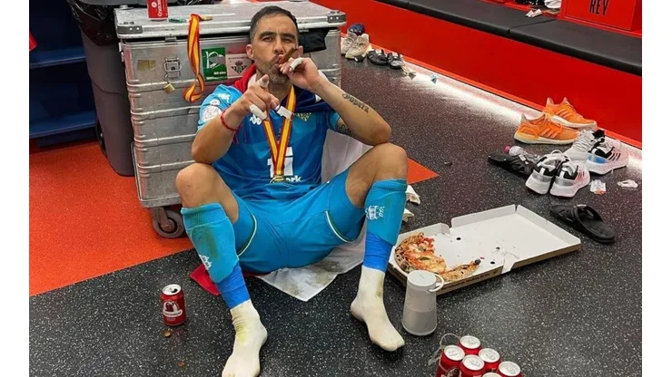 Bravo festejó el título fumando un habano y comiendo pizza en el camarín