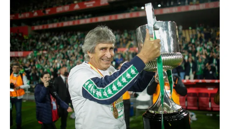 Pellegrini levanta la Copa del Rey obtenida en Sevilla