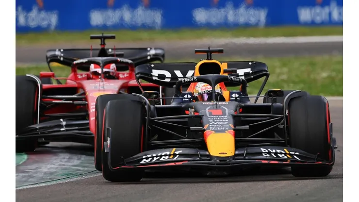 La lucha entre Verstappen y Leclerc vivirá un nuevo episodio este domingo en Imola.