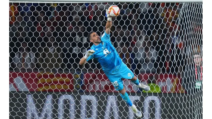 Doble tapadón de Claudio Bravo para salvar a Real Betis en la final de la Copa del Rey contra Valencia.