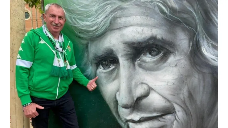 Manuel Pellegrini desata la locura en los hinchas, que lo homenajean con un lienzo en las calles de Sevilla