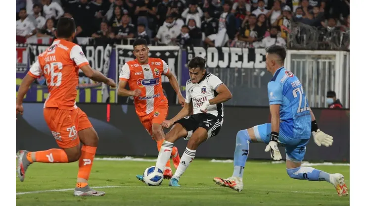 Colo Colo busca alternativas para el ataque ante posible baja de Juan Martín Lucero.