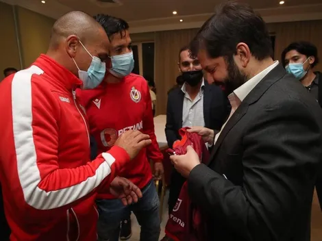 Presidente Boric regaloneado por Chupete y Matías en La Serena