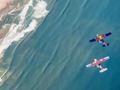 Desafiando la física: ¡Pilotos cambiarán avión en pleno vuelo!